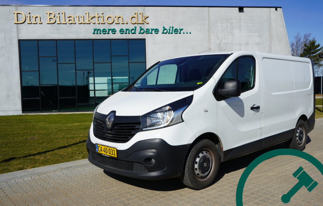 Hvid Renault varebil foran DinBilauktion.dk-bygningen Hvid Renault varebil foran DinBilauktion.dk-bygningen
